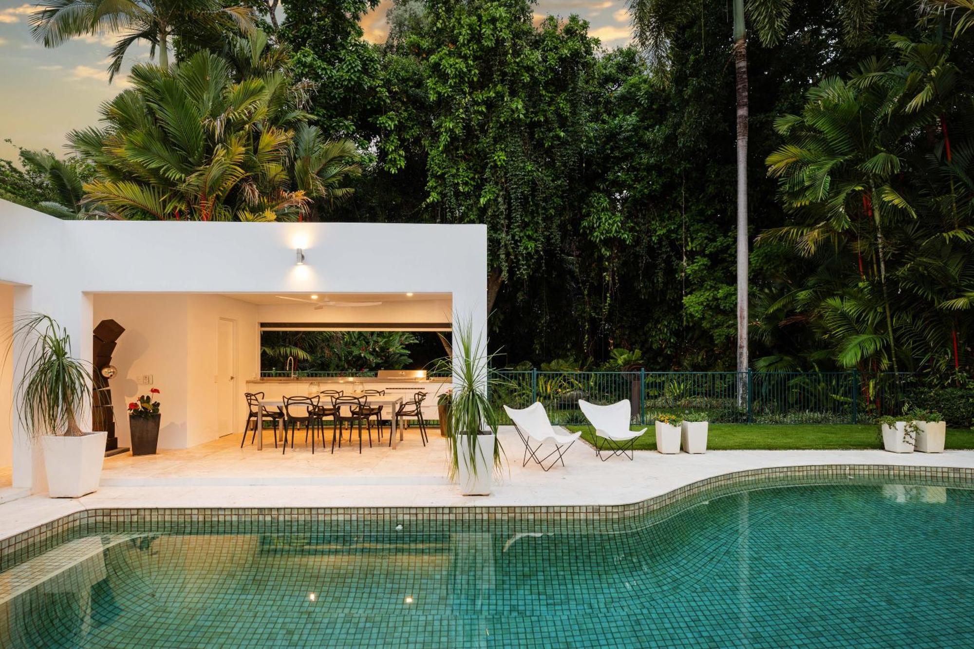 Beachfront 4 Bedroom Luxury - 16 Solander Boulevard Holiday home *