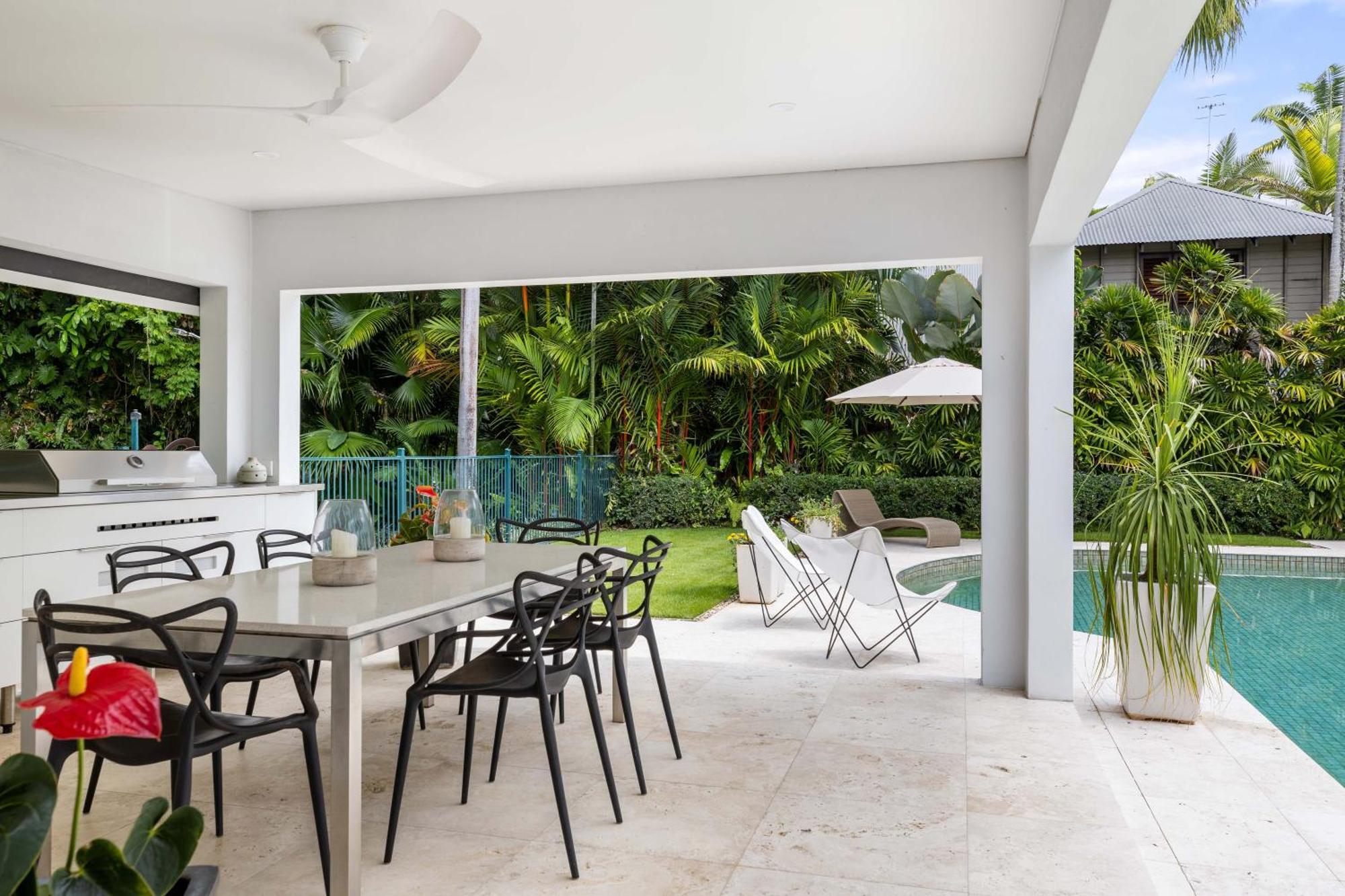 Beachfront 4 Bedroom Luxury - 16 Solander Boulevard * Port Douglas