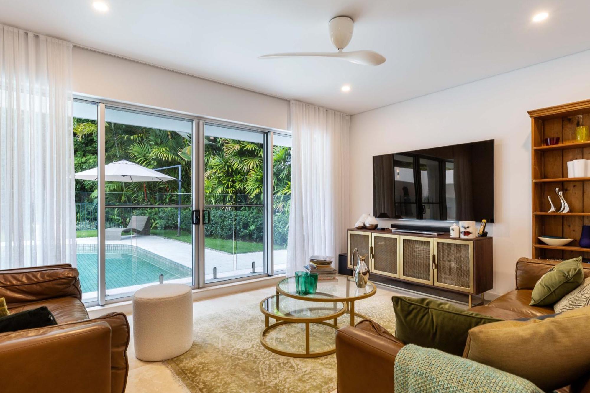 Beachfront 4 Bedroom Luxury - 16 Solander Boulevard Holiday home Port Douglas