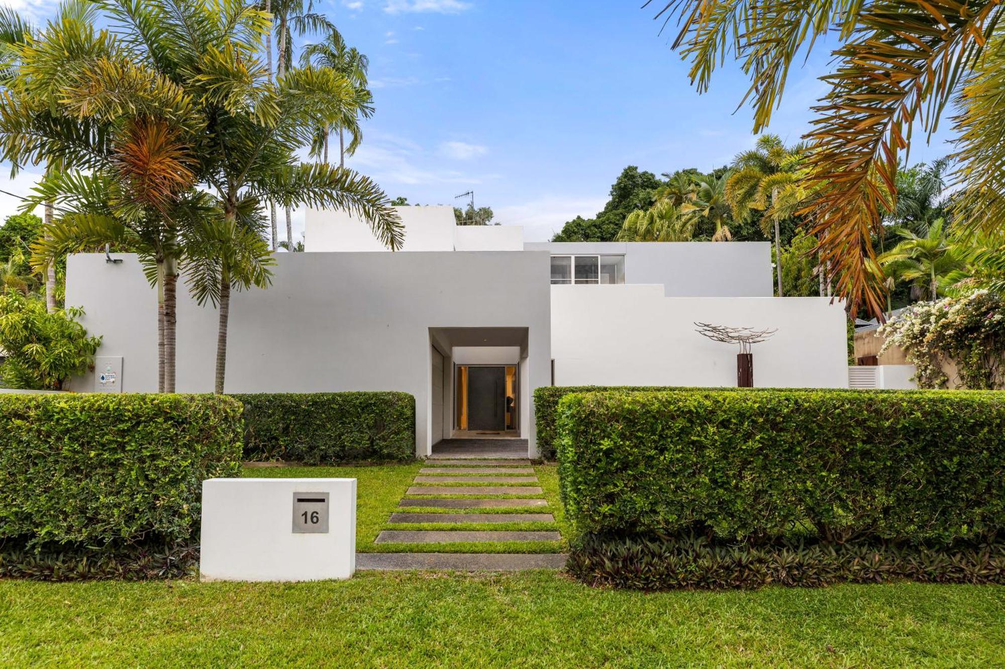 Beachfront 4 Bedroom Luxury - 16 Solander Boulevard Holiday home Port Douglas