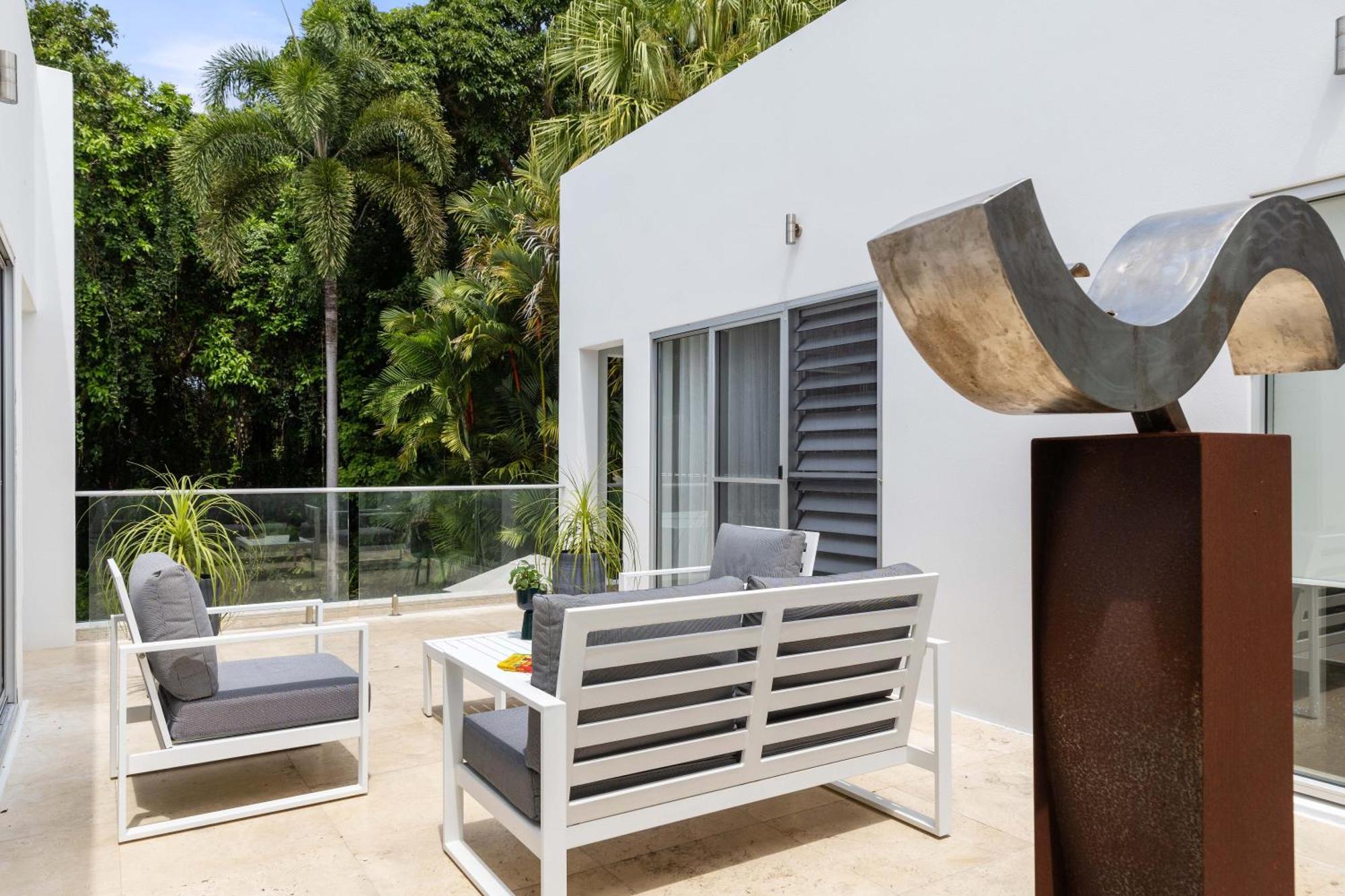 Beachfront 4 Bedroom Luxury - 16 Solander Boulevard *