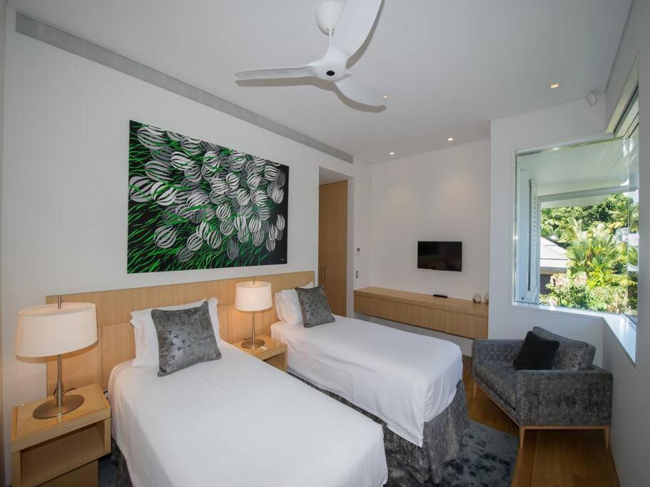 The White Oasis - 5 Bedroom Luxury In Town Holiday home Port Douglas