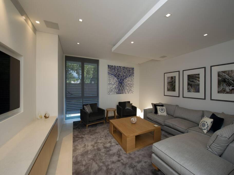 The White Oasis - 5 Bedroom Luxury In Town * Port Douglas