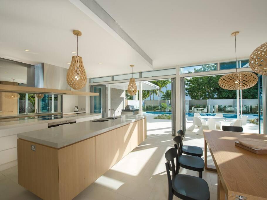 Holiday home The White Oasis - 5 Bedroom Luxury In Town