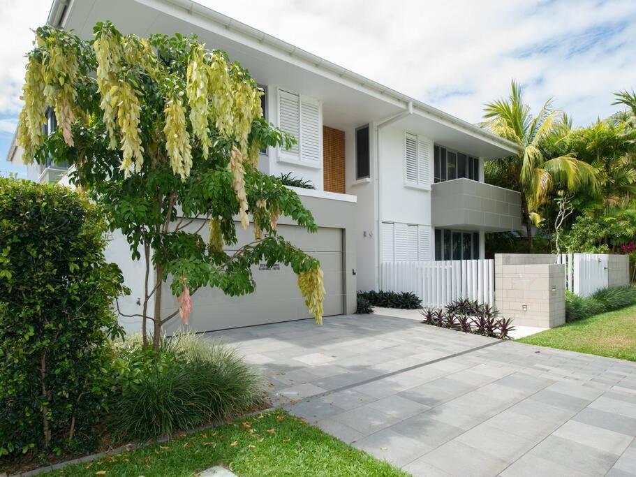 The White Oasis - 5 Bedroom Luxury In Town Holiday home Port Douglas