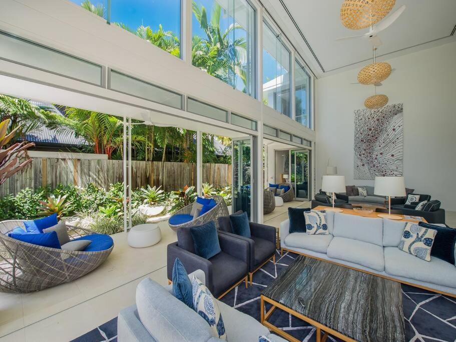 The White Oasis - 5 Bedroom Luxury In Town Port Douglas