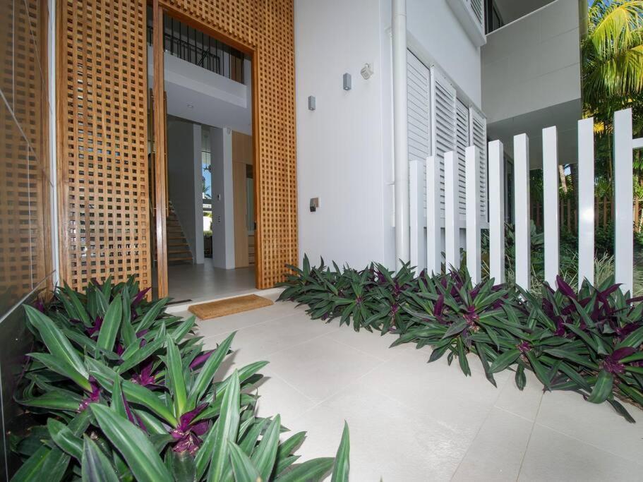 The White Oasis - 5 Bedroom Luxury In Town *