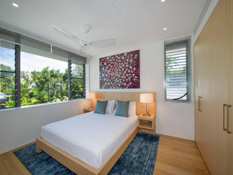 The White Oasis - 5 Bedroom Luxury In Town Holiday home Port Douglas