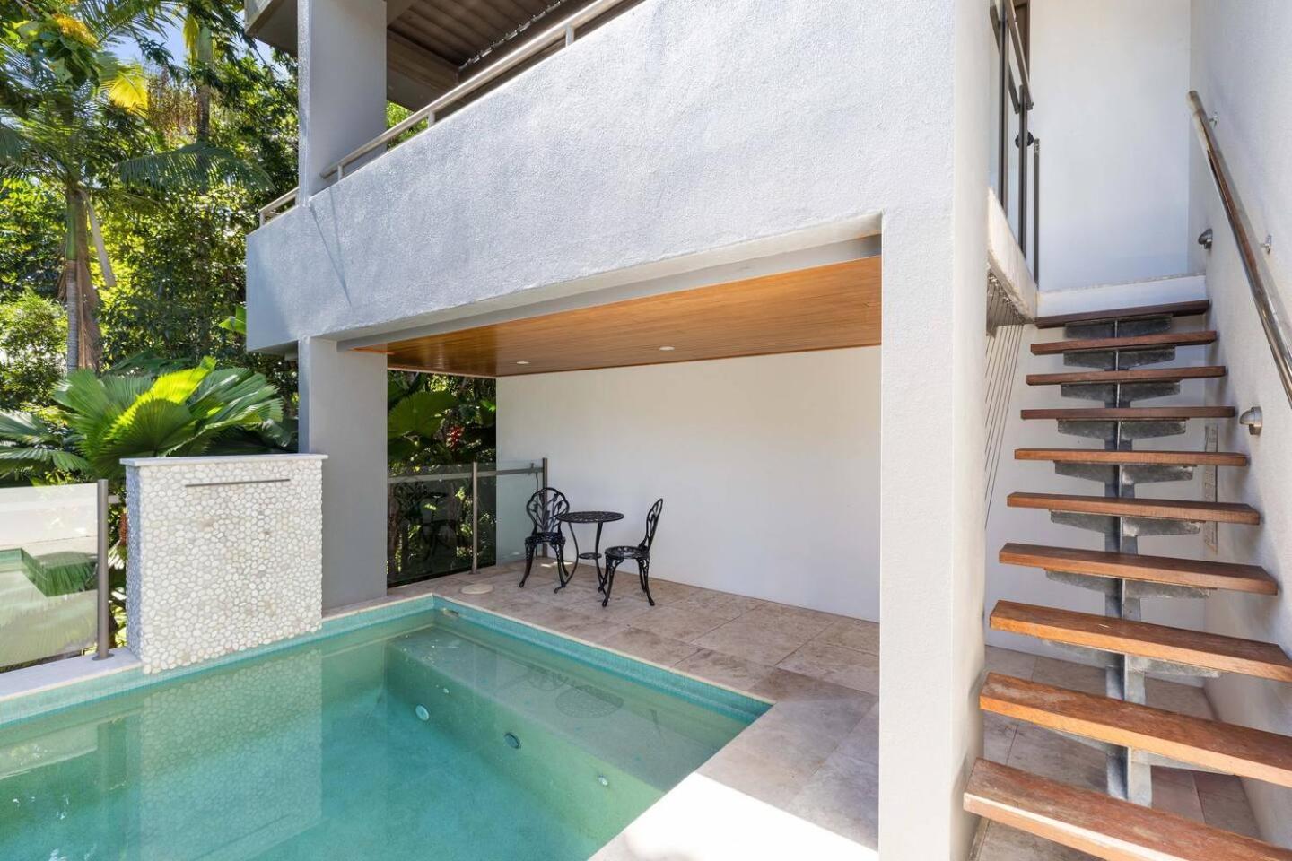 Villa Mercedes - Poolside Tranquility On St