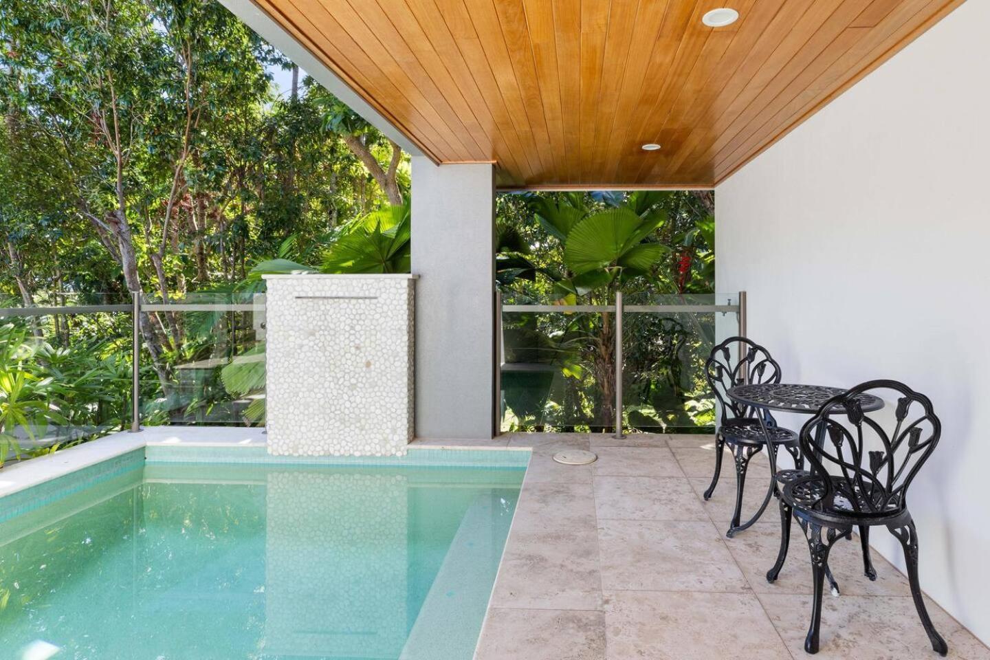 Mercedes - Poolside Tranquility On St Villa