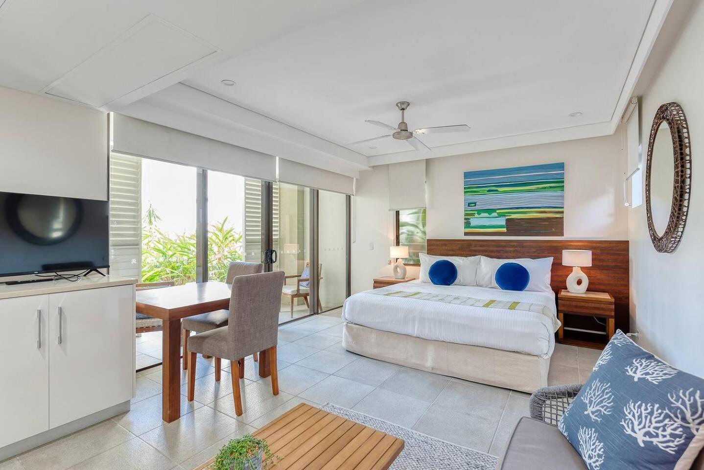 Poolside At Temple - A Lush Tropical Escape Apartment