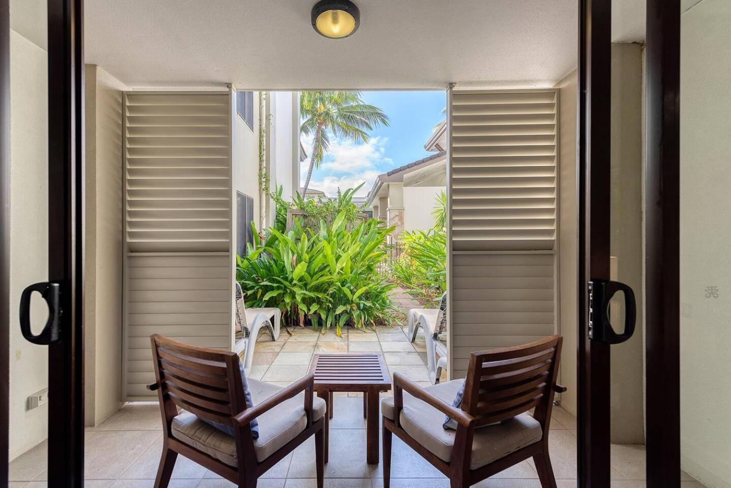 Poolside At Temple - A Lush Tropical Escape Apartment *
