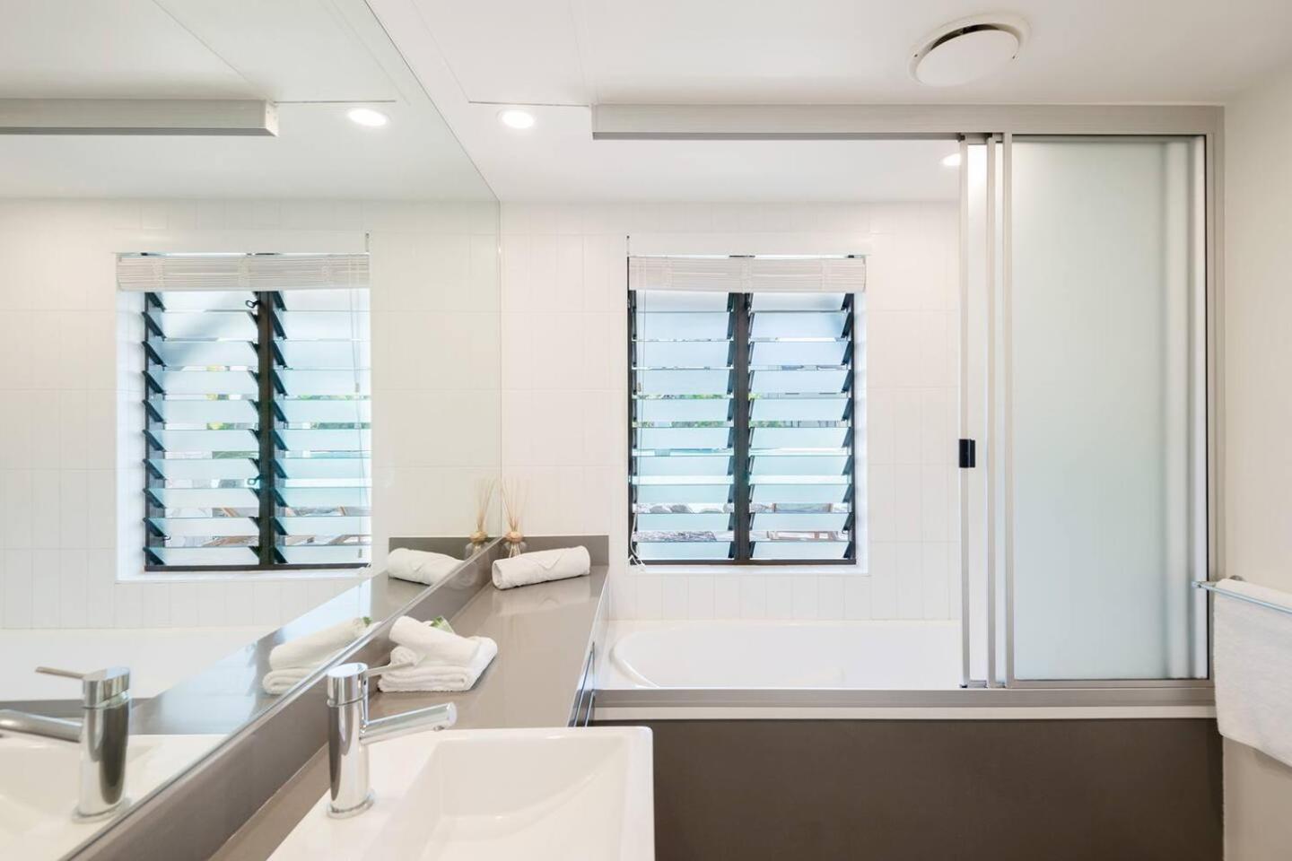 Apartment Poolside Relaxation - Retreat With Access
