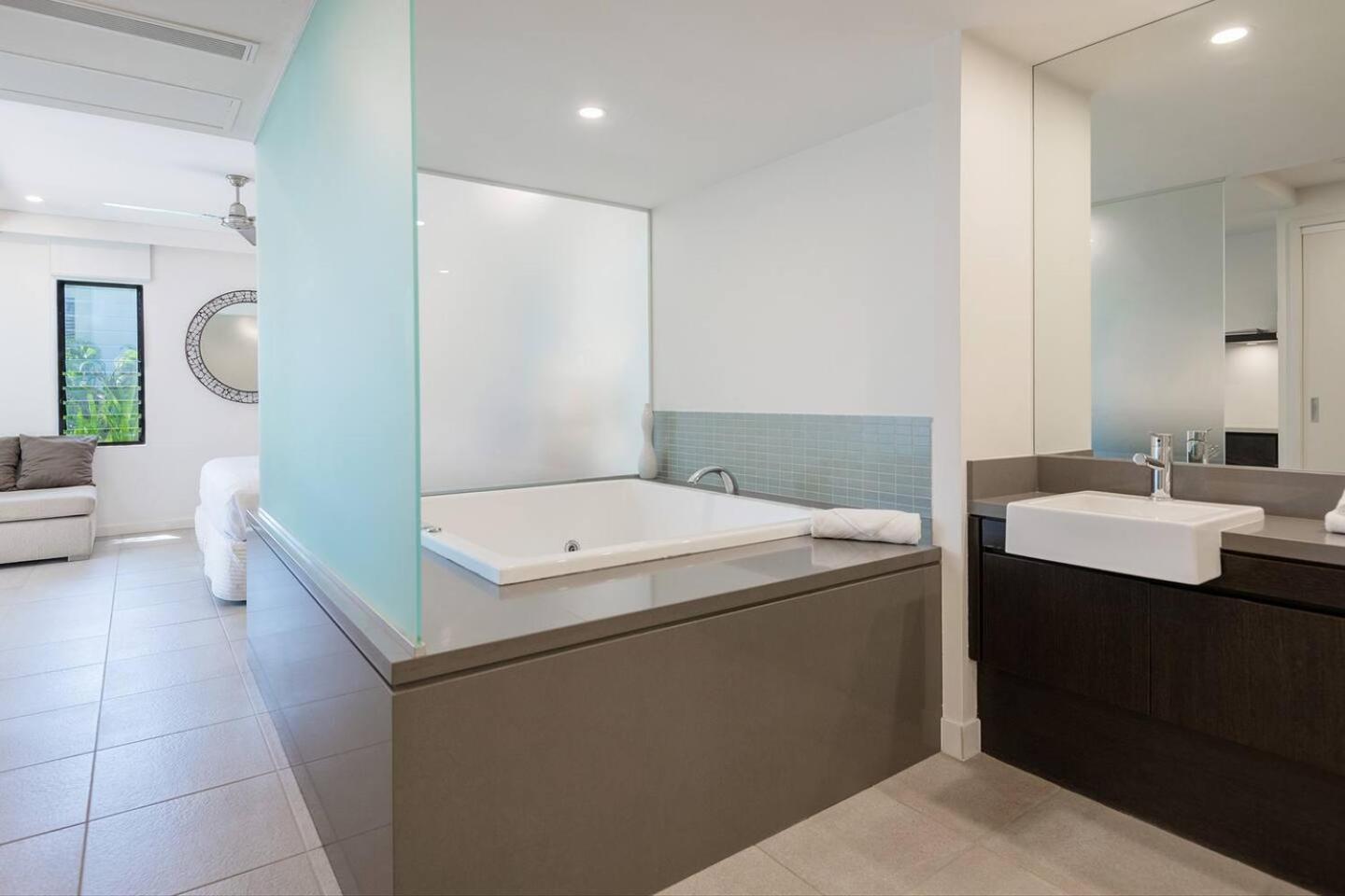 Poolside Relaxation - Retreat With Access