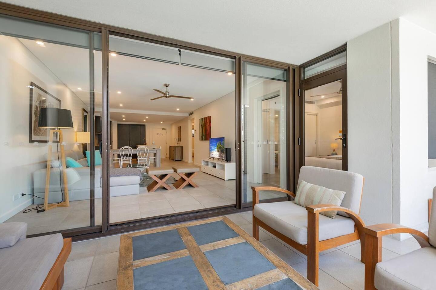 Swim-out Tropical Getaway By Four Mile Apartment