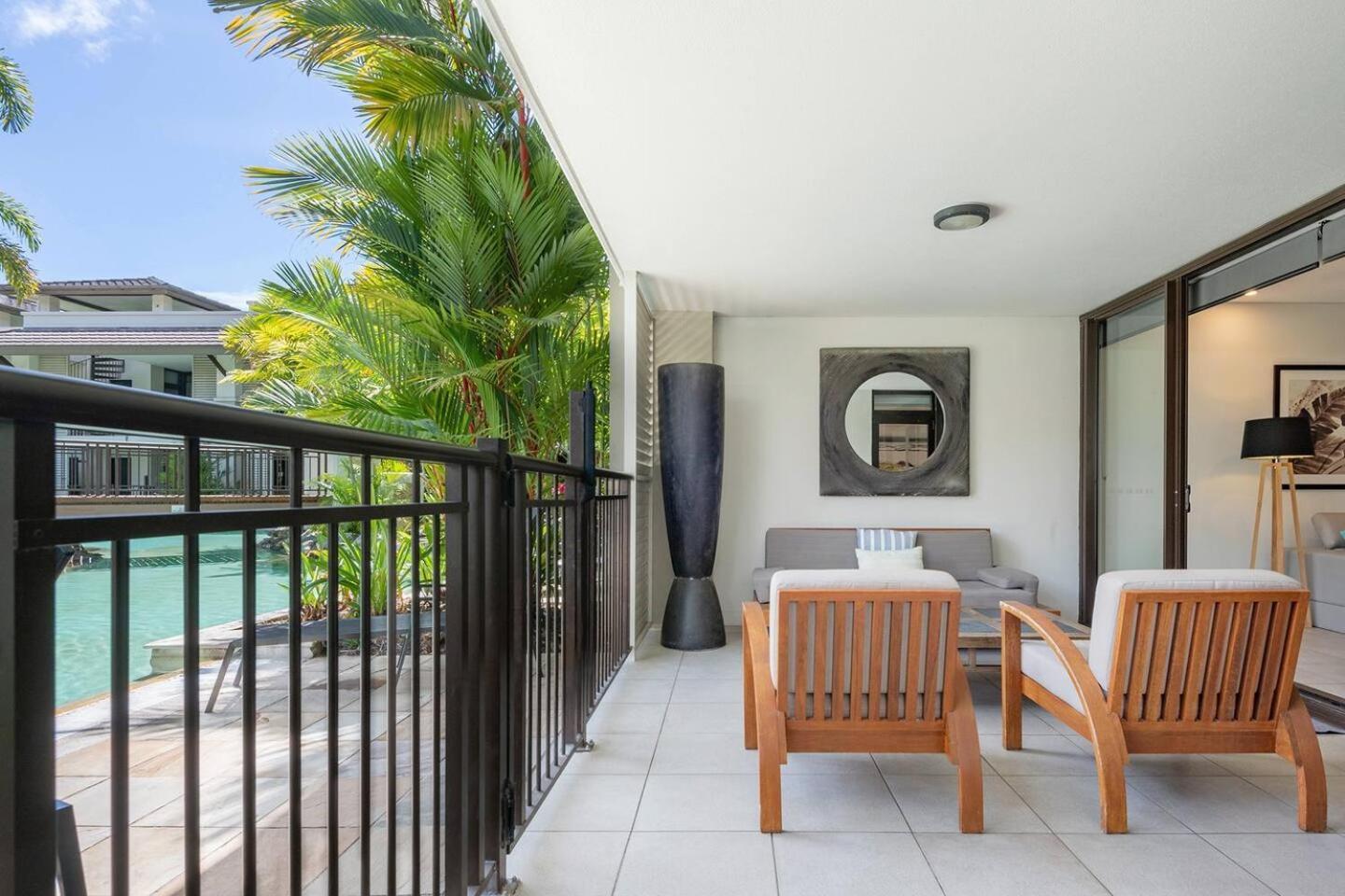 Apartment Swim-out Tropical Getaway By Four Mile *