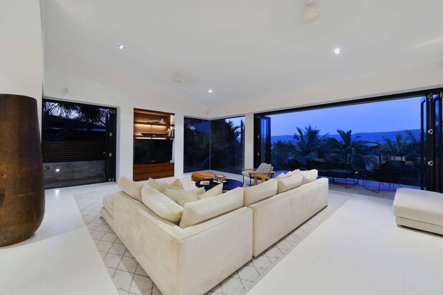 Villa 61 Street—a Poolside For Four