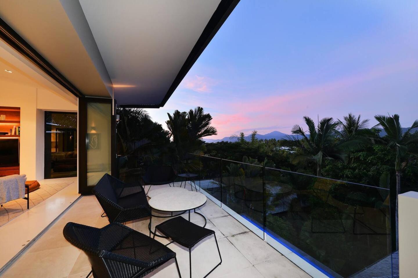 Villa 61 Street—a Poolside For Four