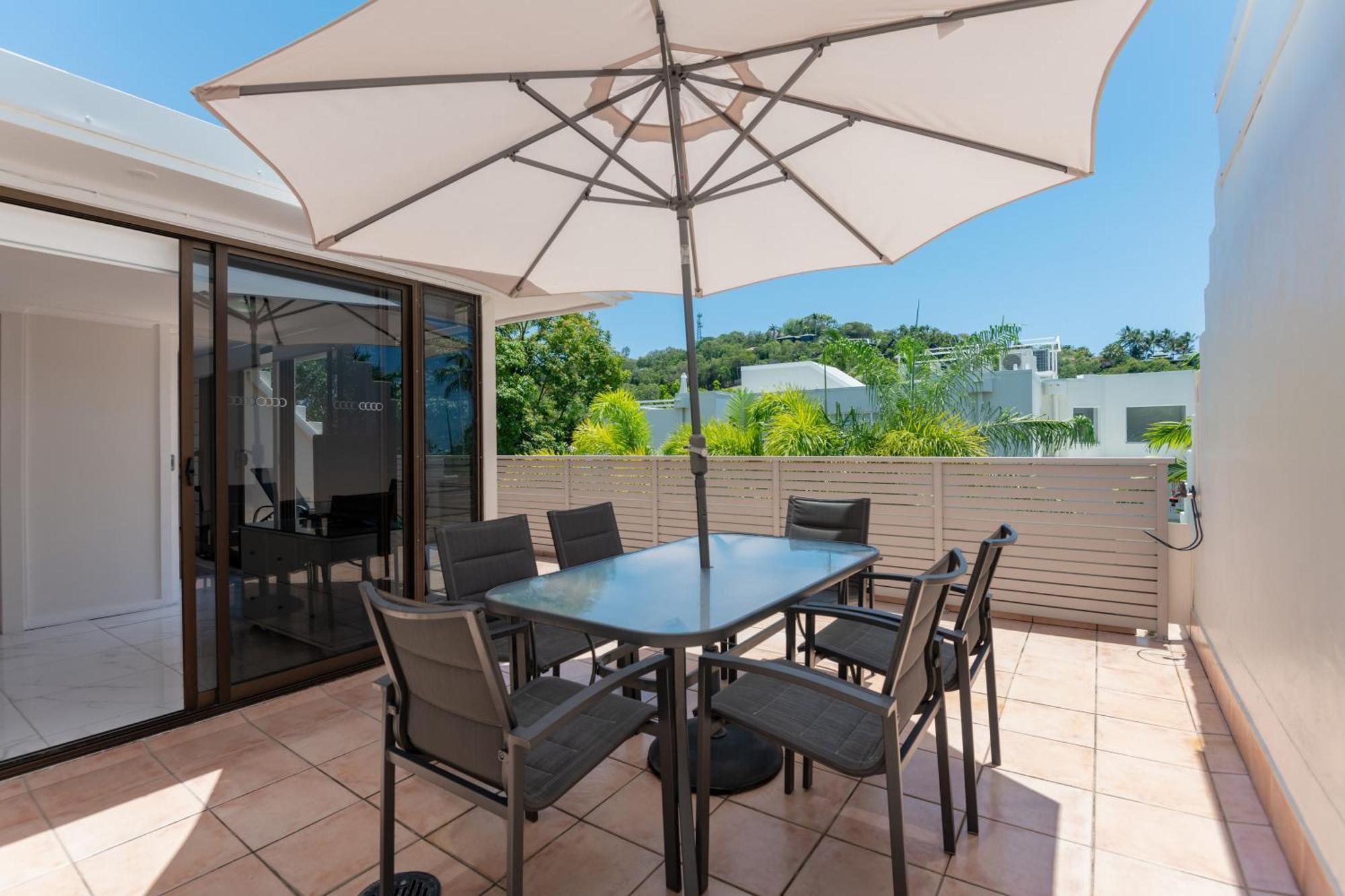 Apartment Unit 15 @ Tropical Reef: 2 Mins To Four Mile *
