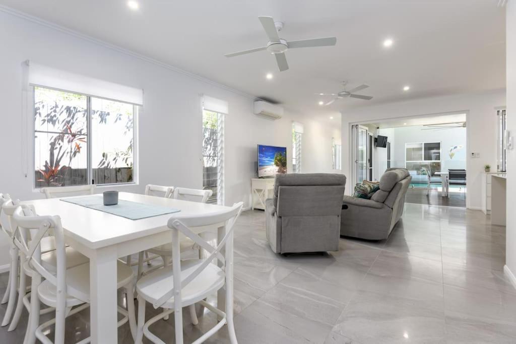 Luxury Retreat On Mudlo, 4 Bedroom With Pool Holiday home *