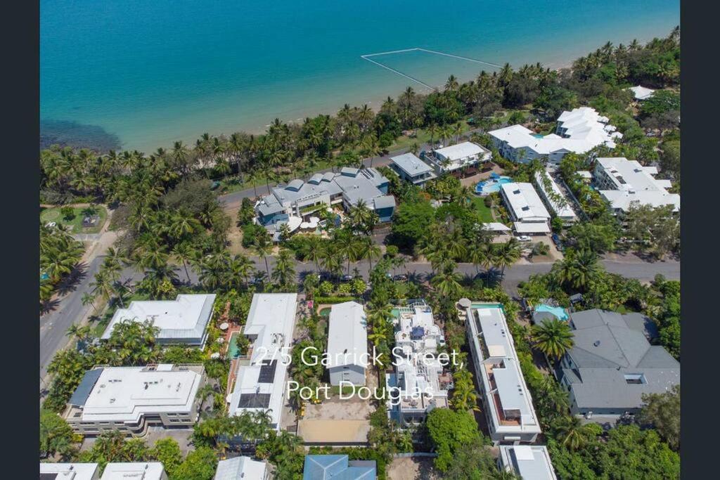 1 Min Walk From, Beach And Town - Beachcomber Apartment