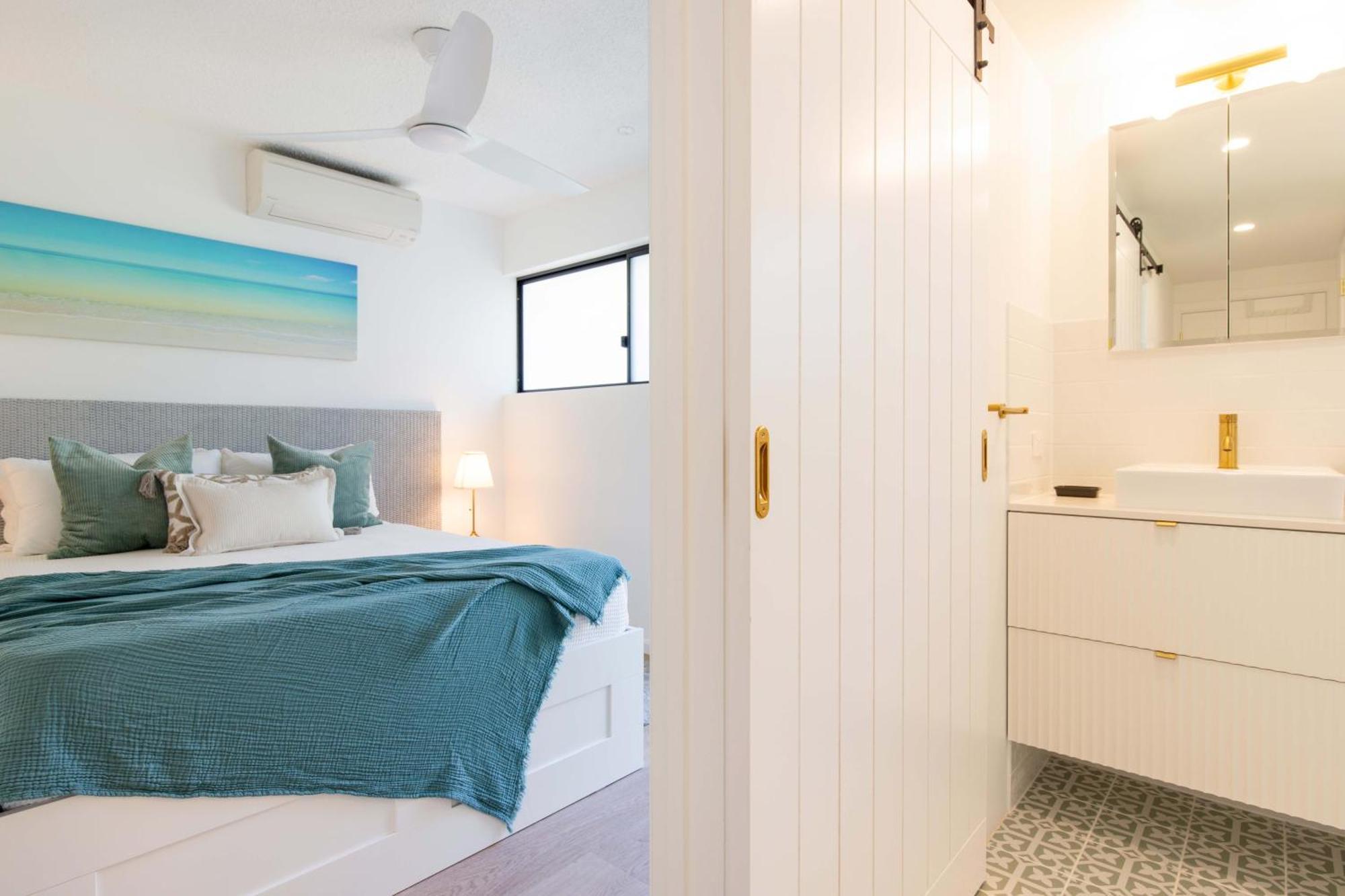 Retreat Serene - Poolside On The Esplanade Apartment *