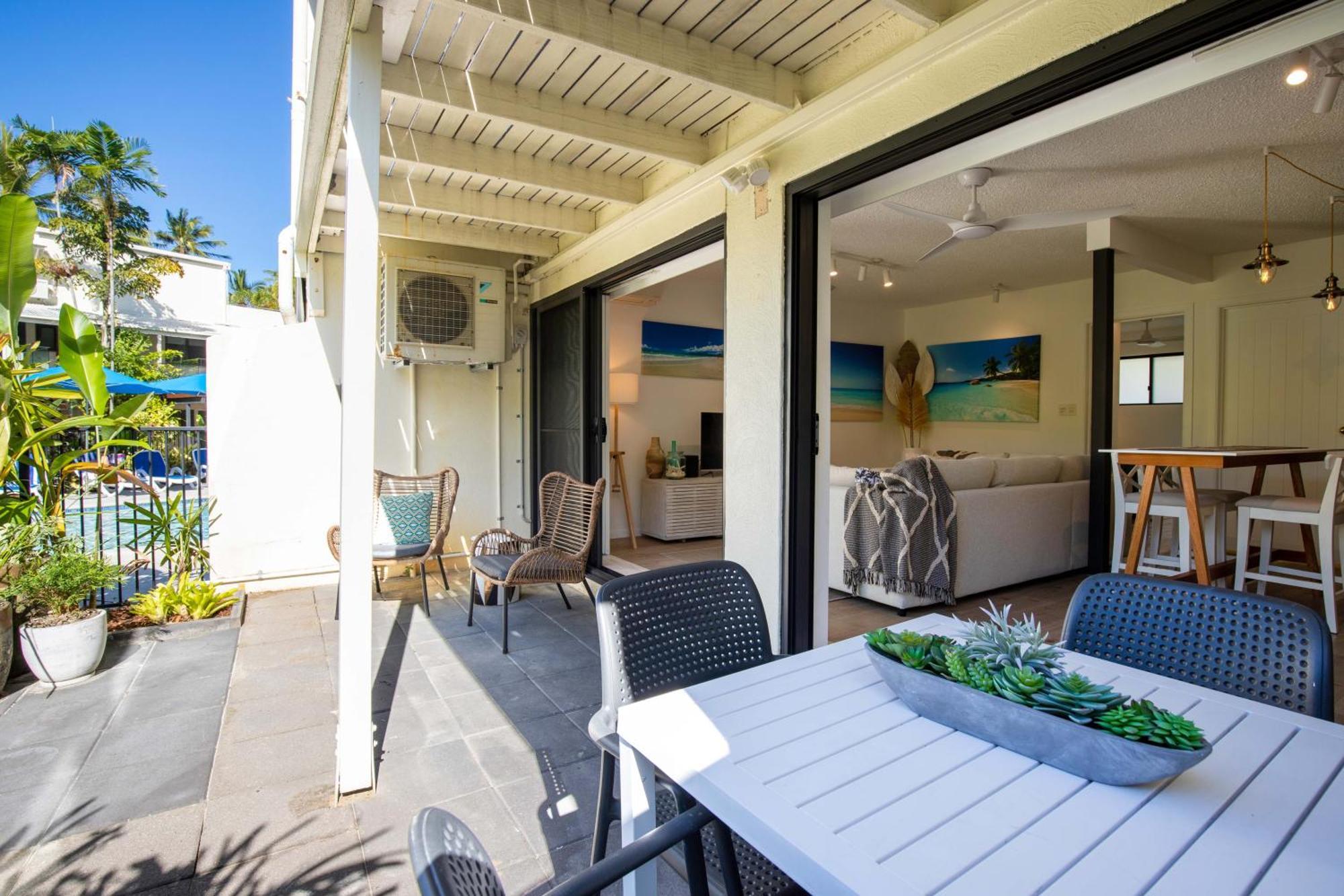 Retreat Serene - Poolside On The Esplanade Apartment