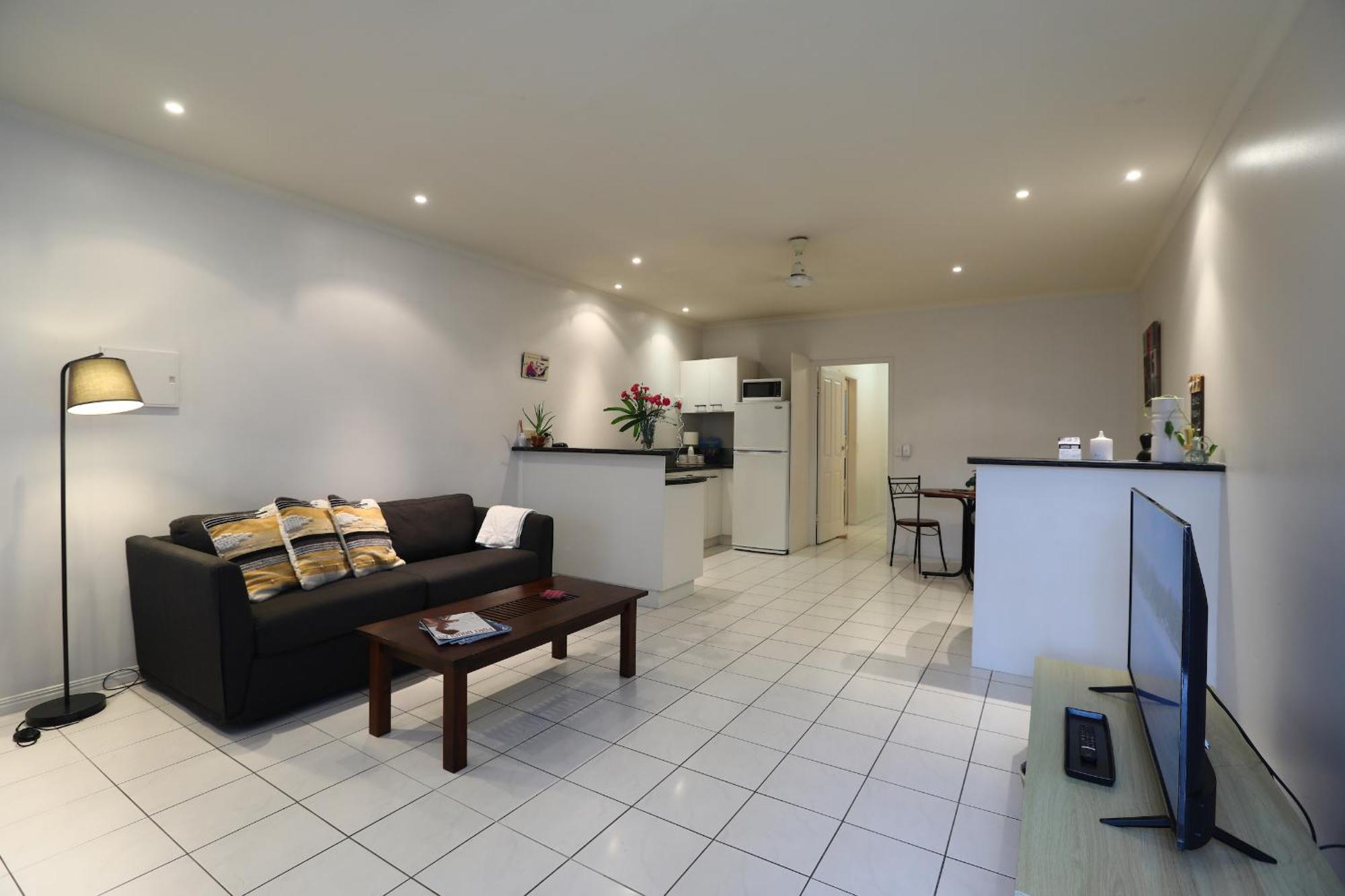 1 Bed Close To The Beach And Town Apartment *