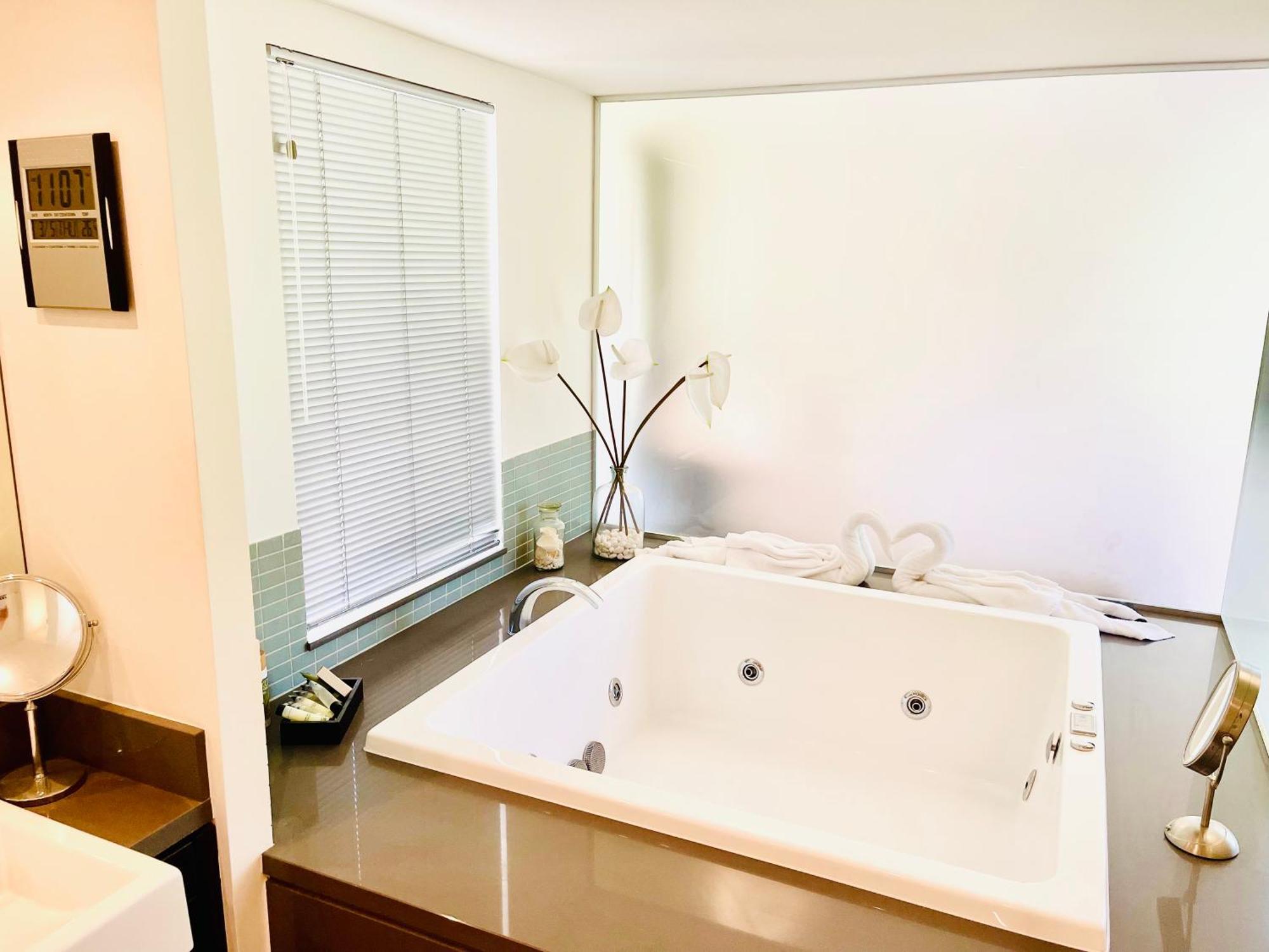 Tropical Retreat - Poolside Swimout - Ground Floor - Sea Temple & *