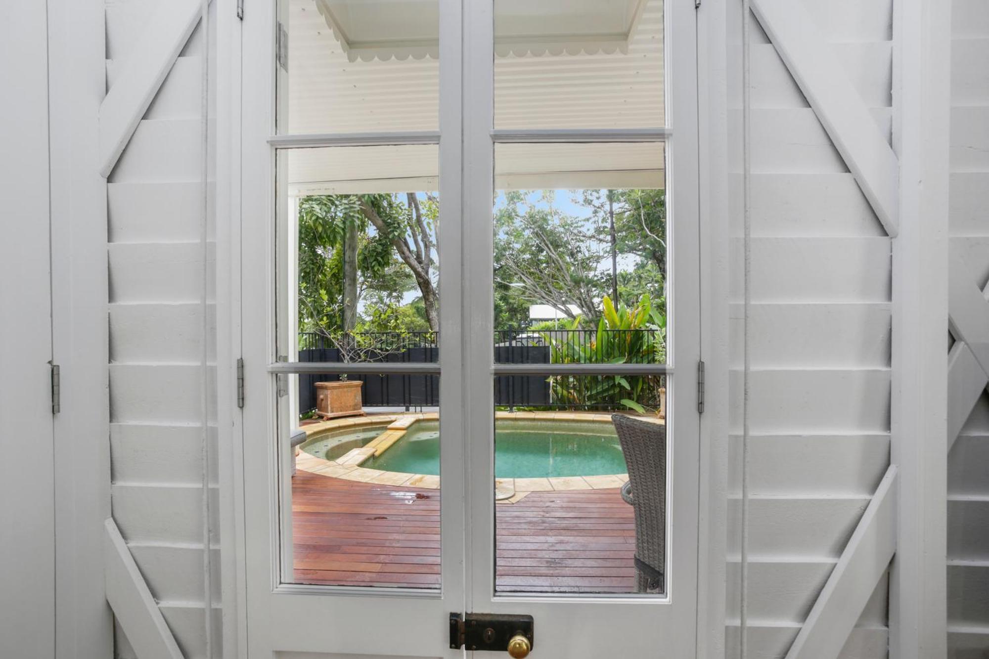 & 5* Port Douglas