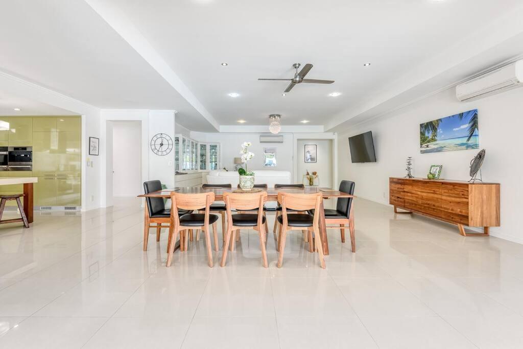 The White House - 5 Bedrooms Close To Town & Holiday home *