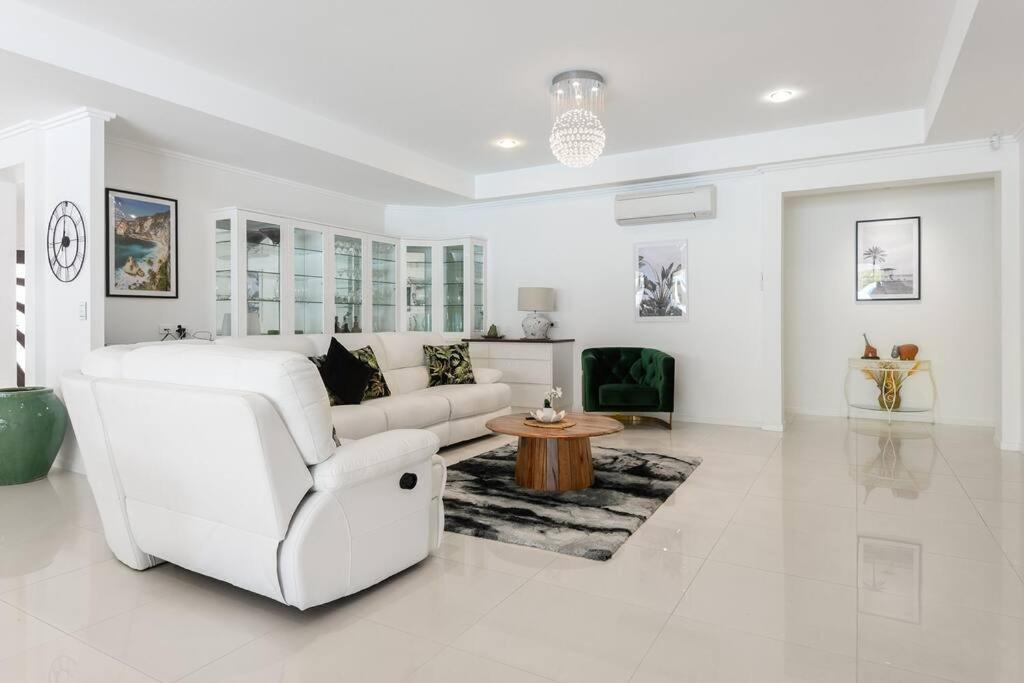 The White House - 5 Bedrooms Close To Town & Holiday home Port Douglas