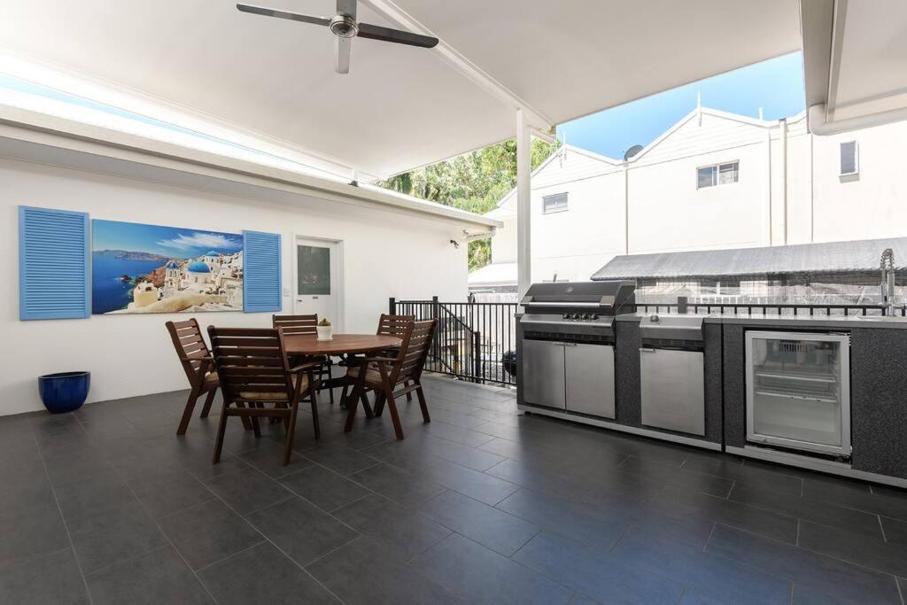 The White House - 5 Bedrooms Close To Town & Port Douglas