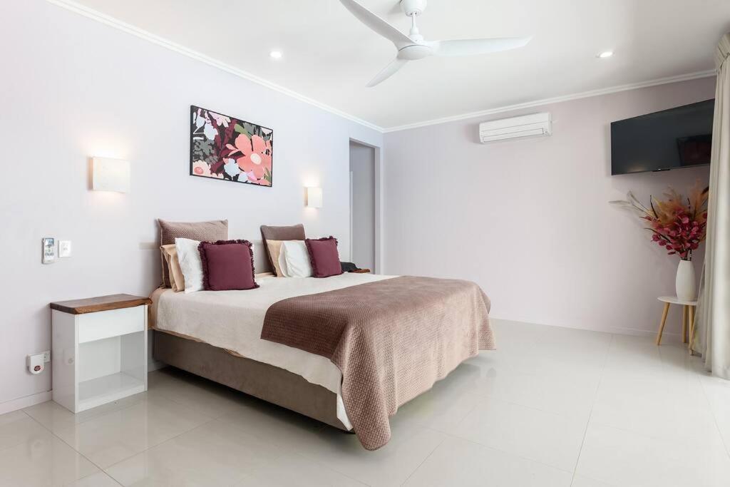 The White House - 5 Bedrooms Close To Town & Holiday home
