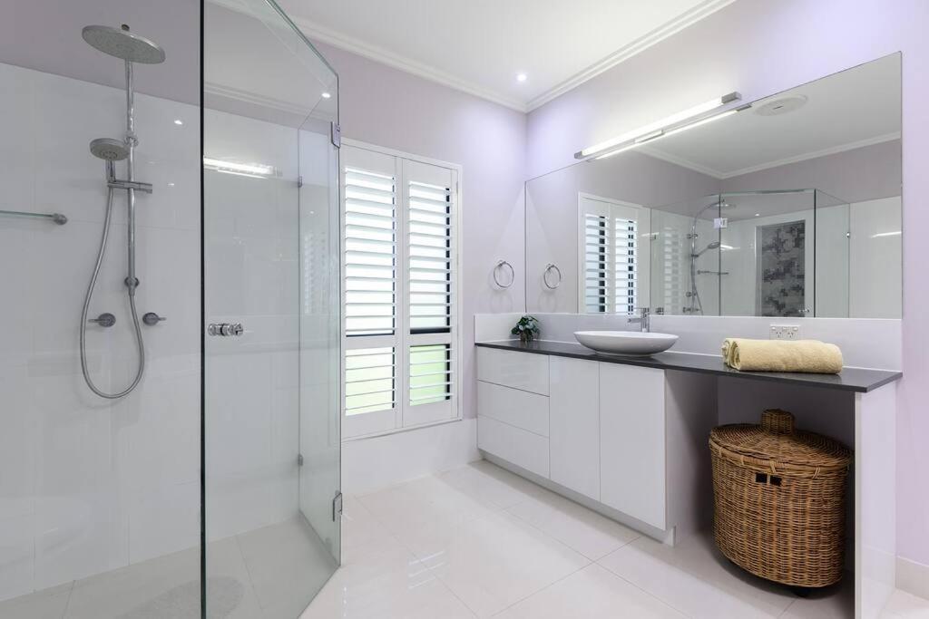 The White House - 5 Bedrooms Close To Town & Holiday home Port Douglas