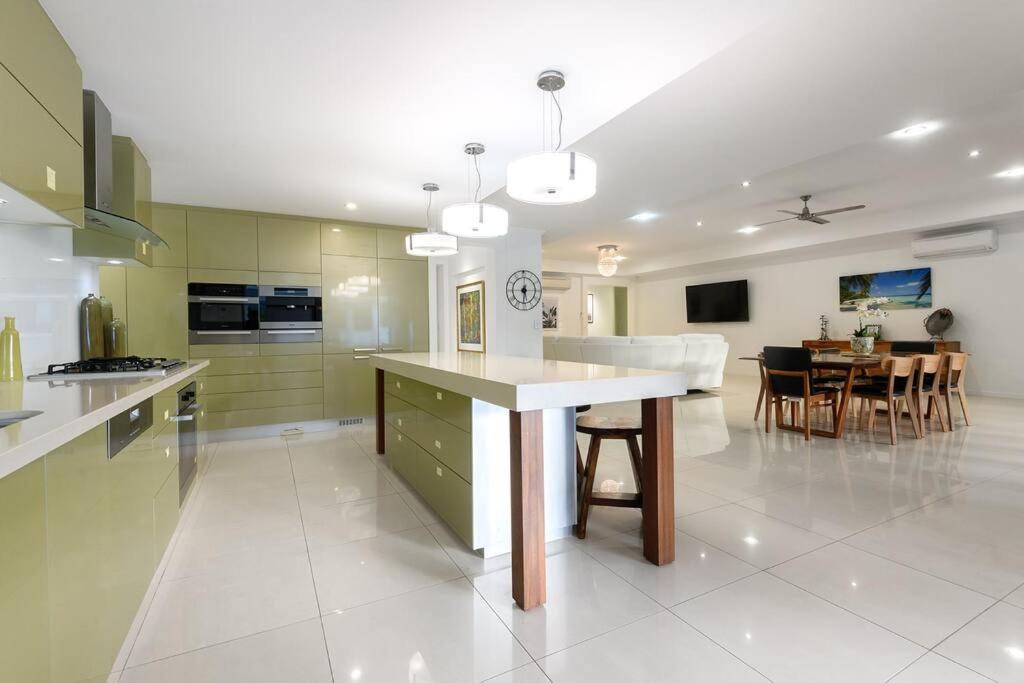 Holiday home The White House - 5 Bedrooms Close To Town & *