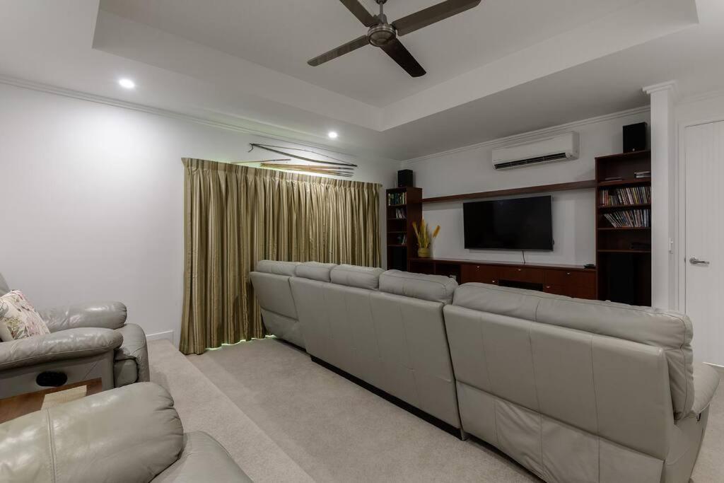 The White House - 5 Bedrooms Close To Town & *