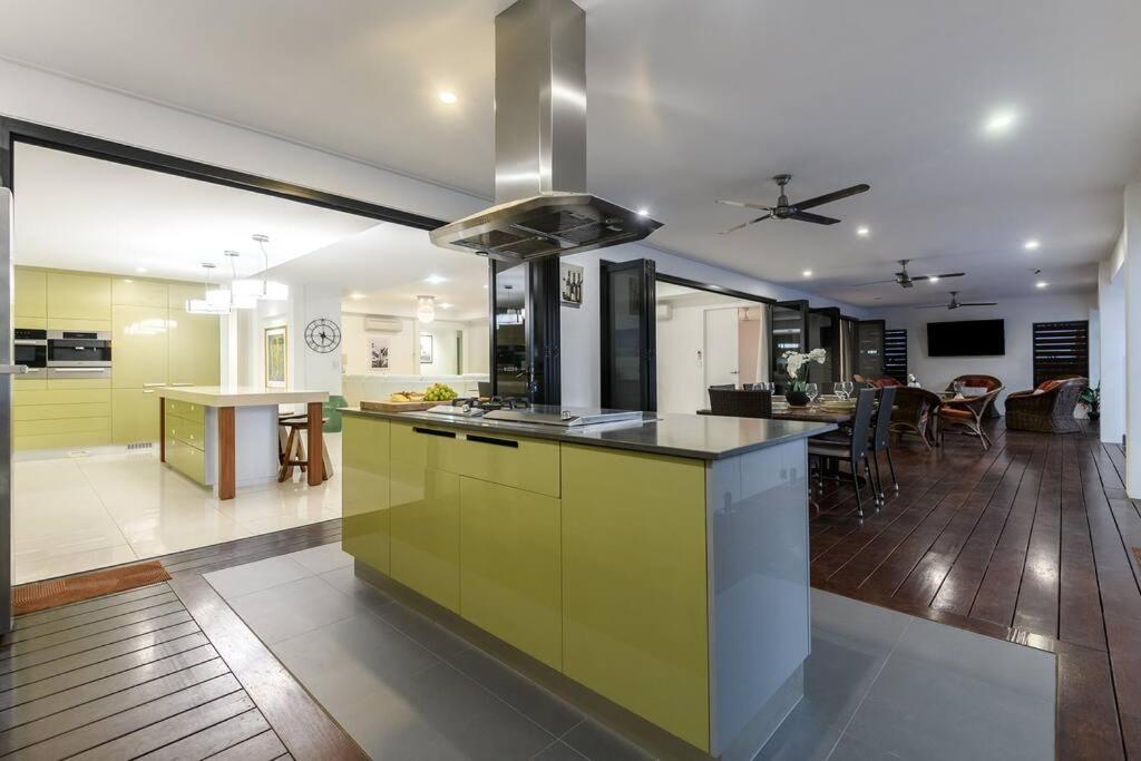 The White House - 5 Bedrooms Close To Town & Holiday home *