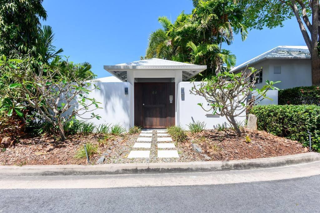 The White House - 5 Bedrooms Close To Town & Holiday home Port Douglas