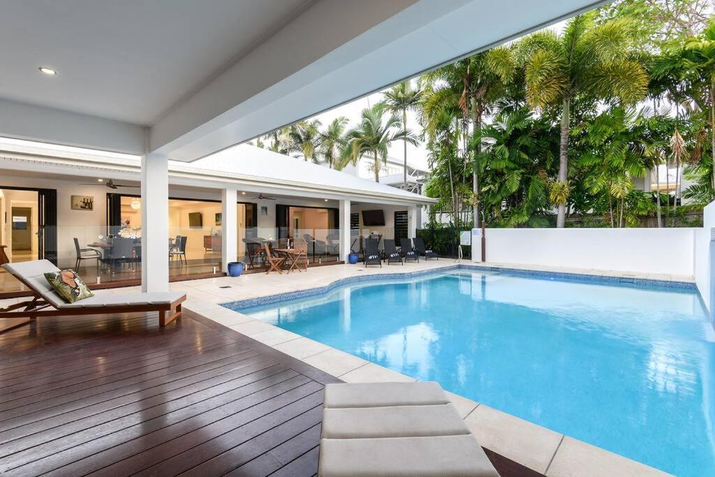 The White House - 5 Bedrooms Close To Town & Holiday home *