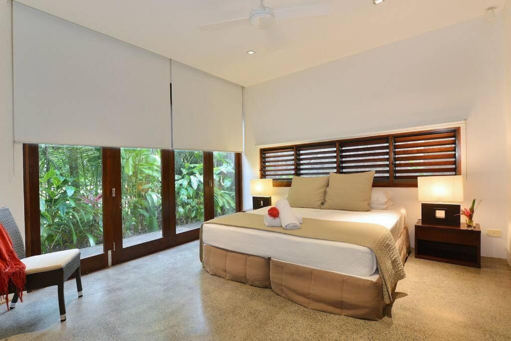 6 Beachfront Mirage - Luxury 4 Bedroom Holiday home *