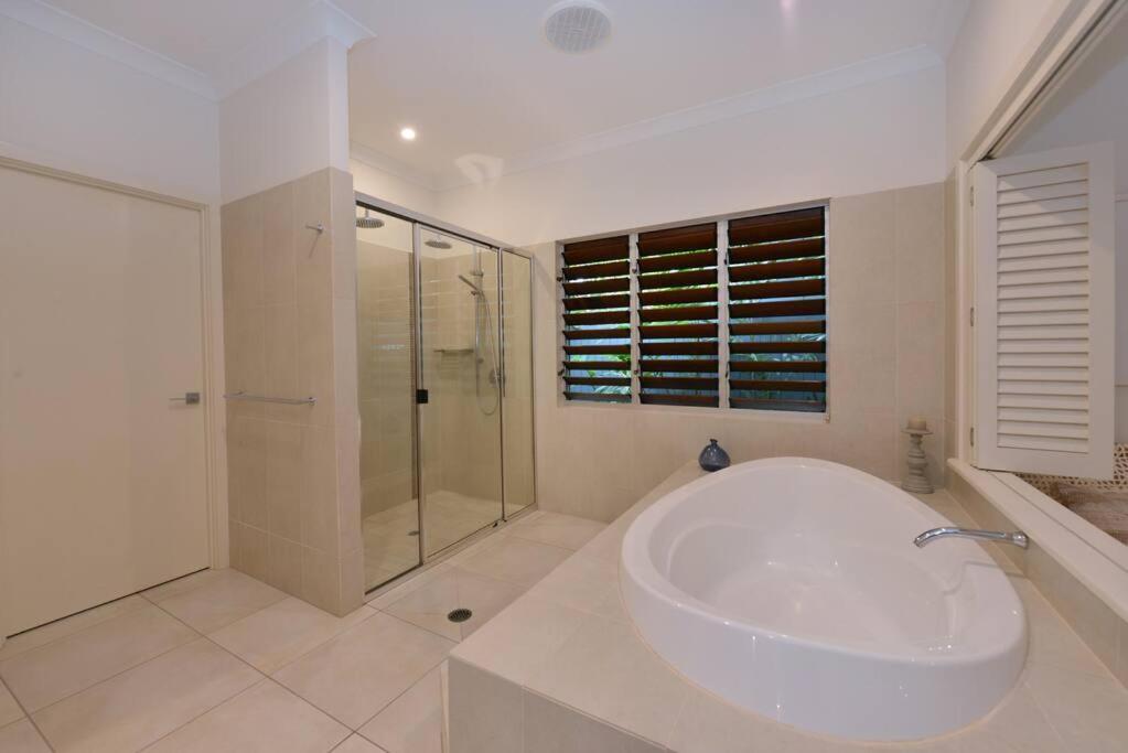 29 Beachfront Mirage - 4 Bedroom Luxury House * Port Douglas