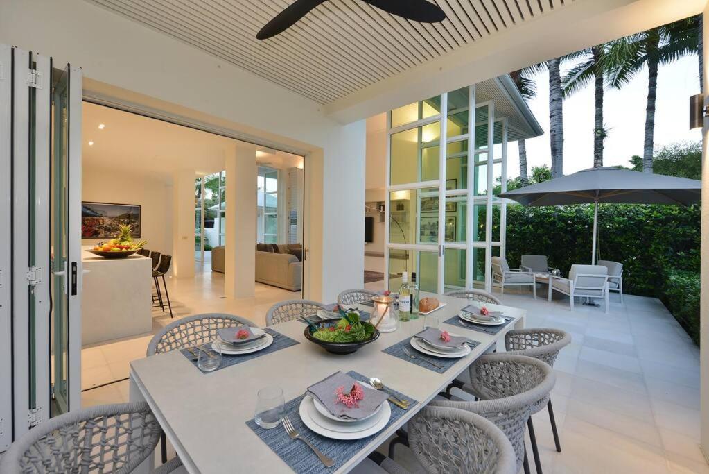 Holiday home Anjea - Luxury 5 Bedroom By The