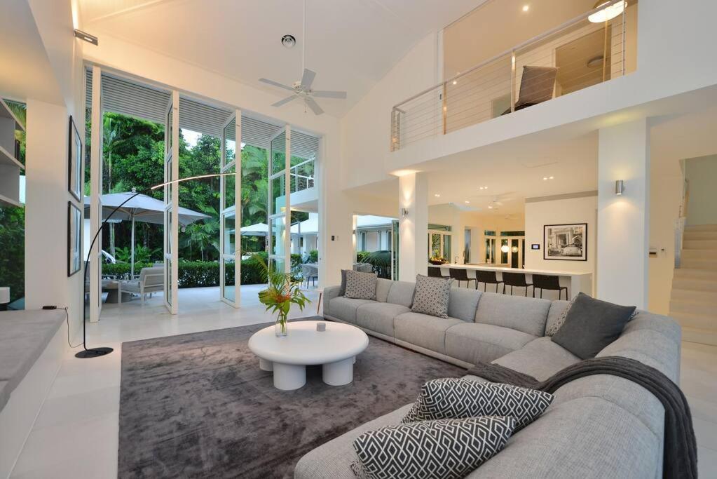 Anjea - Luxury 5 Bedroom By The Holiday home Port Douglas