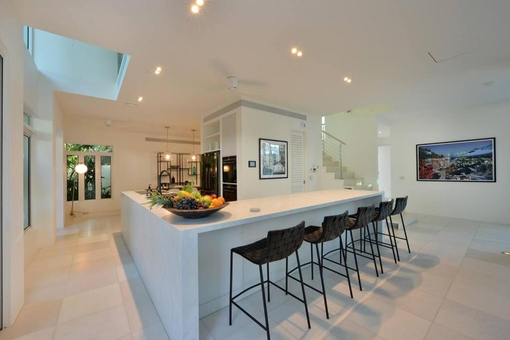 Anjea - Luxury 5 Bedroom By The