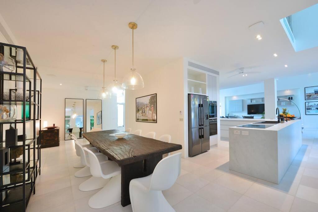 Anjea - Luxury 5 Bedroom By The Holiday home *