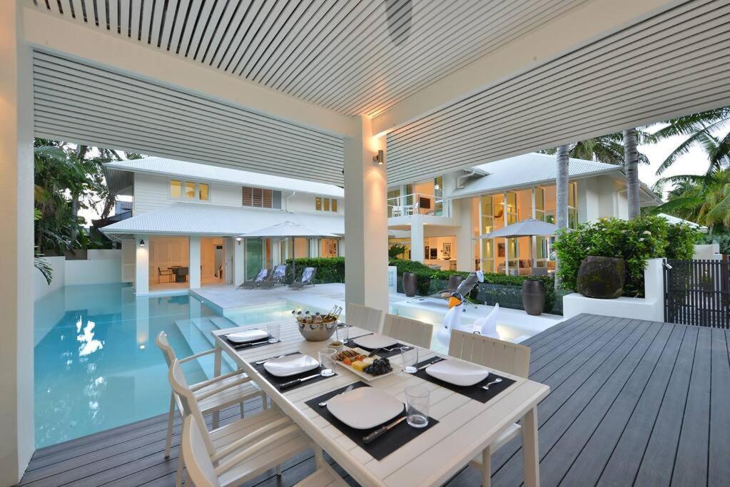 Holiday home Anjea - Luxury 5 Bedroom By The