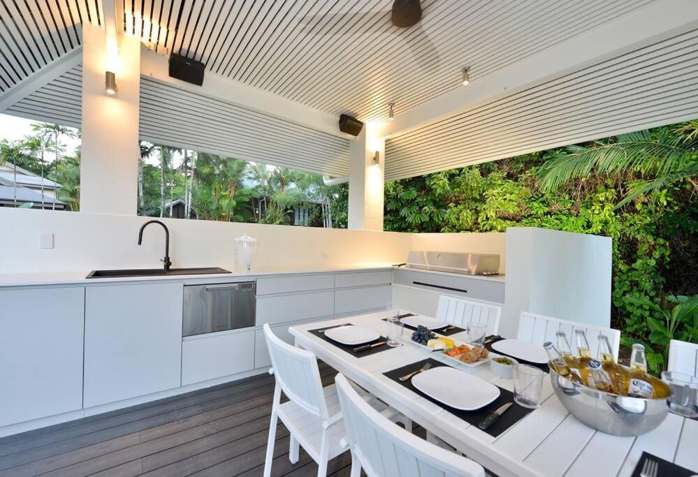 Anjea - Luxury 5 Bedroom By The Holiday home