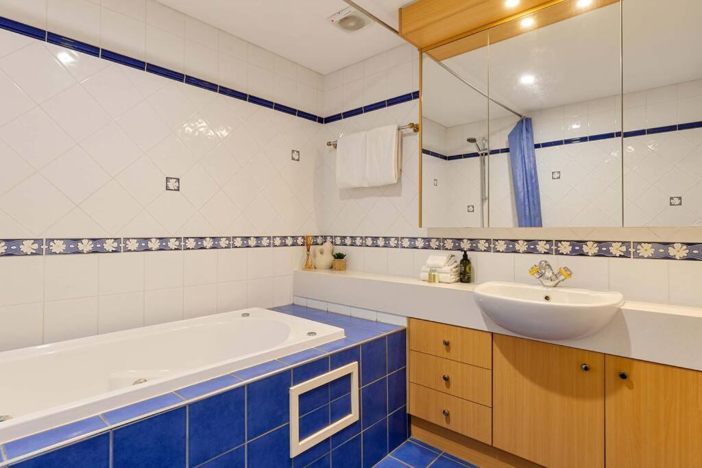 17 Solander Blvd - Beachside Sleeps 14 Guests * Port Douglas