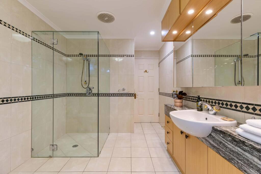 17 Solander Blvd - Beachside Sleeps 14 Guests Port Douglas